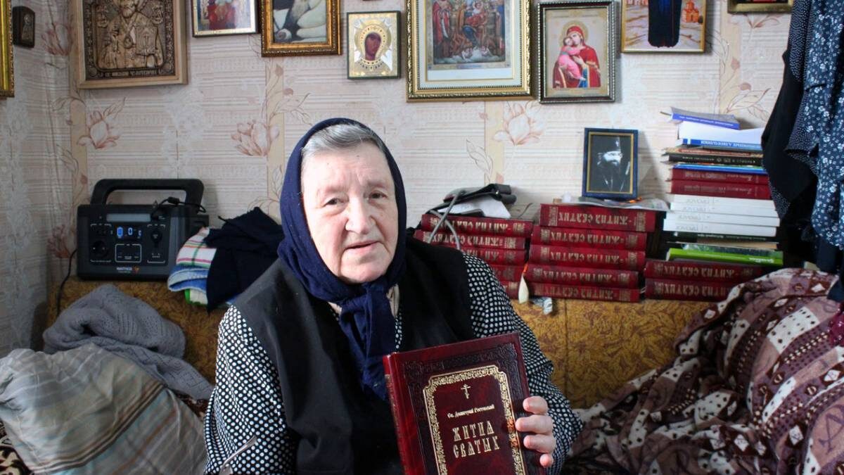    Настоятельница монастыря в честь иконы Божией Матери «Призри на смирение» в ЛНР матушка Екатерина принимает в дар книги «Жития» / Фото: Андрей Объедков