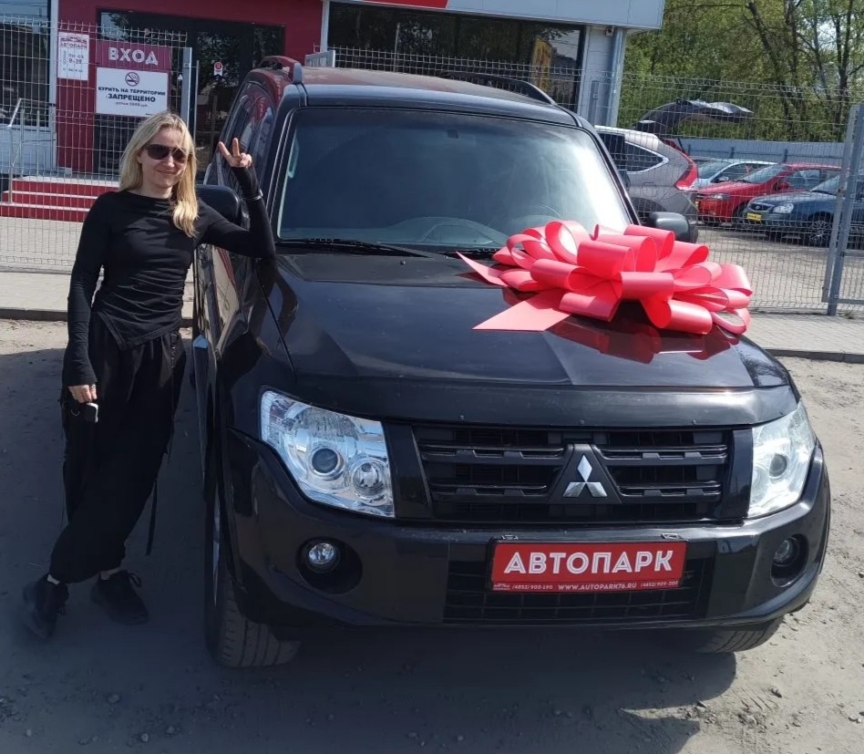 Фото около автосалона. Бант отобрали сразу после фото 🥺