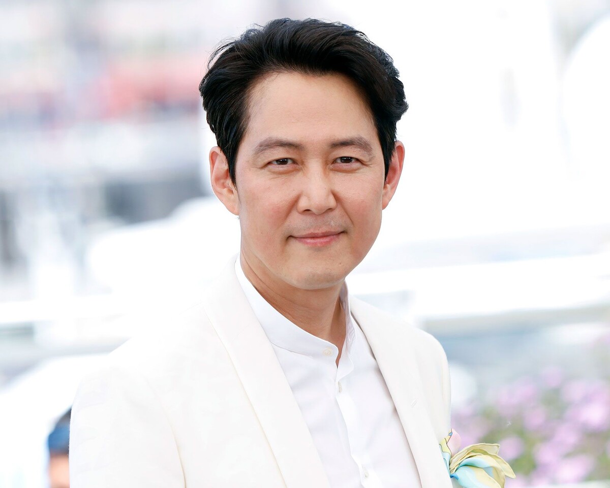 Источник фото: https://cdn.britannica.com/57/242457-050-7A1FCC1C/Lee-Jung-jae-Cannes-2022.jpg