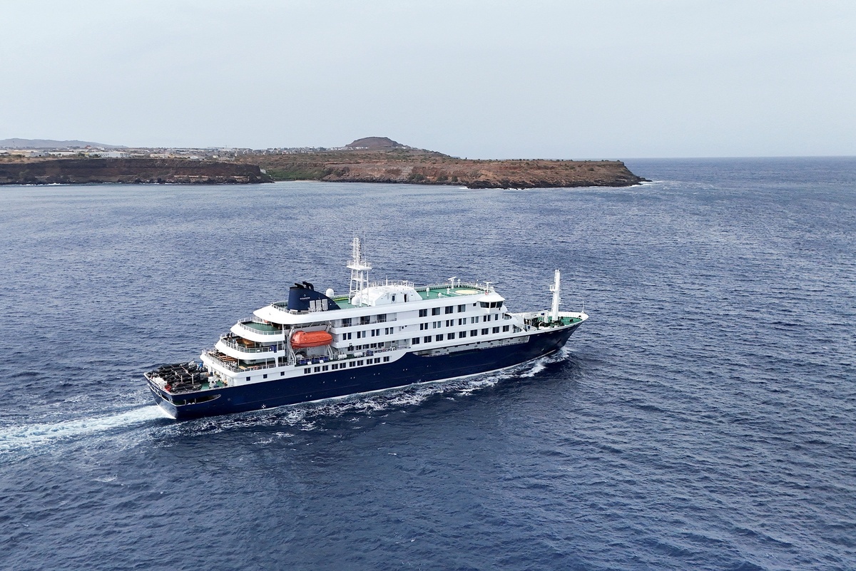    Почти 1,5 месяца продолжался маршрут MV Hondius, это было экспедиционное судно - пассажиры высаживались на Арктическом побережье и нескольких островах в Атлантике, чтобы понаблюдать за местными животными. / REUTERS