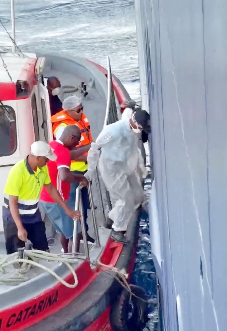    Медиков на борт MV Hondius доставили специальными шлюпками еще во время круиза. /REUTERS