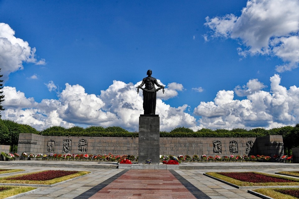    Диск с трехмерной копией монумента «Мать-Родина» передали руководству Пискаревского кладбища. Иван МАКЕЕВ