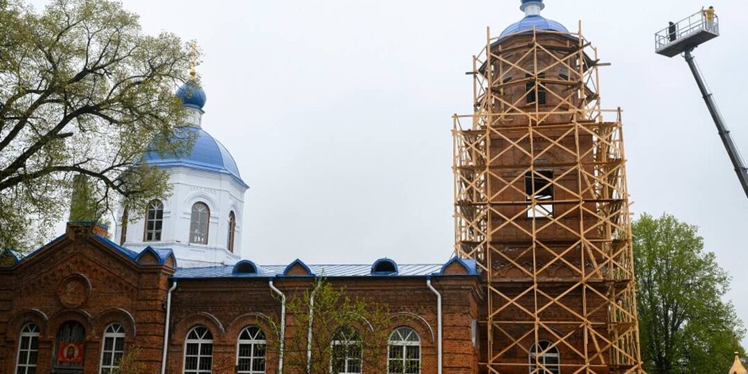 На храм брянского поселка Старь установили новые купол и крест