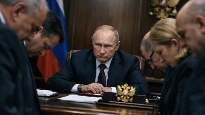 Приказ Верховного просто саботируют. Кабинеты чиновников наводняют ложные герои