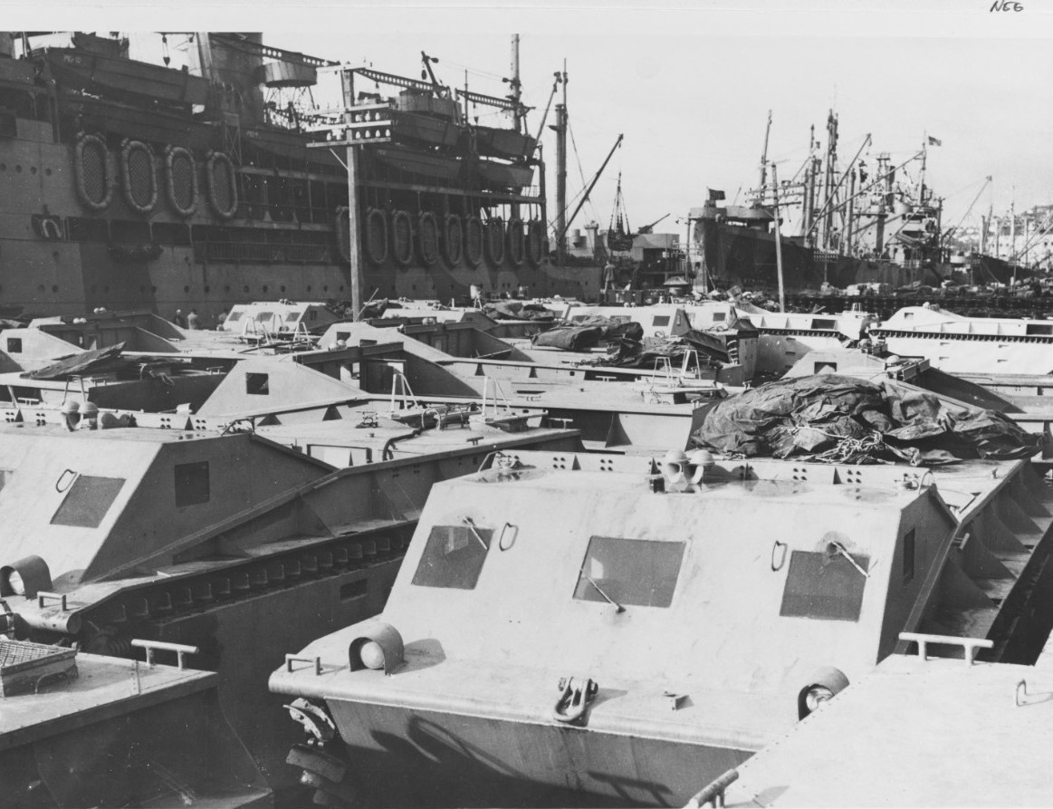 20 июля 1942 года - плавающие транспортеры LVT(1) грузятся на транспорты для участия в высадке на Гуадалканал. Велингтон, Новая Зеландия (источник фото: www.history.navy.mil). 
