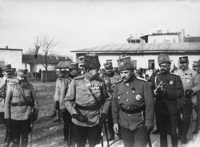Румынский король (слева) и командующий русскими войсками в Румынии