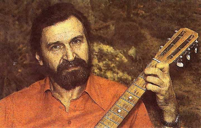 Ты сейчас далеко, город мой,
Город юности, город весны

