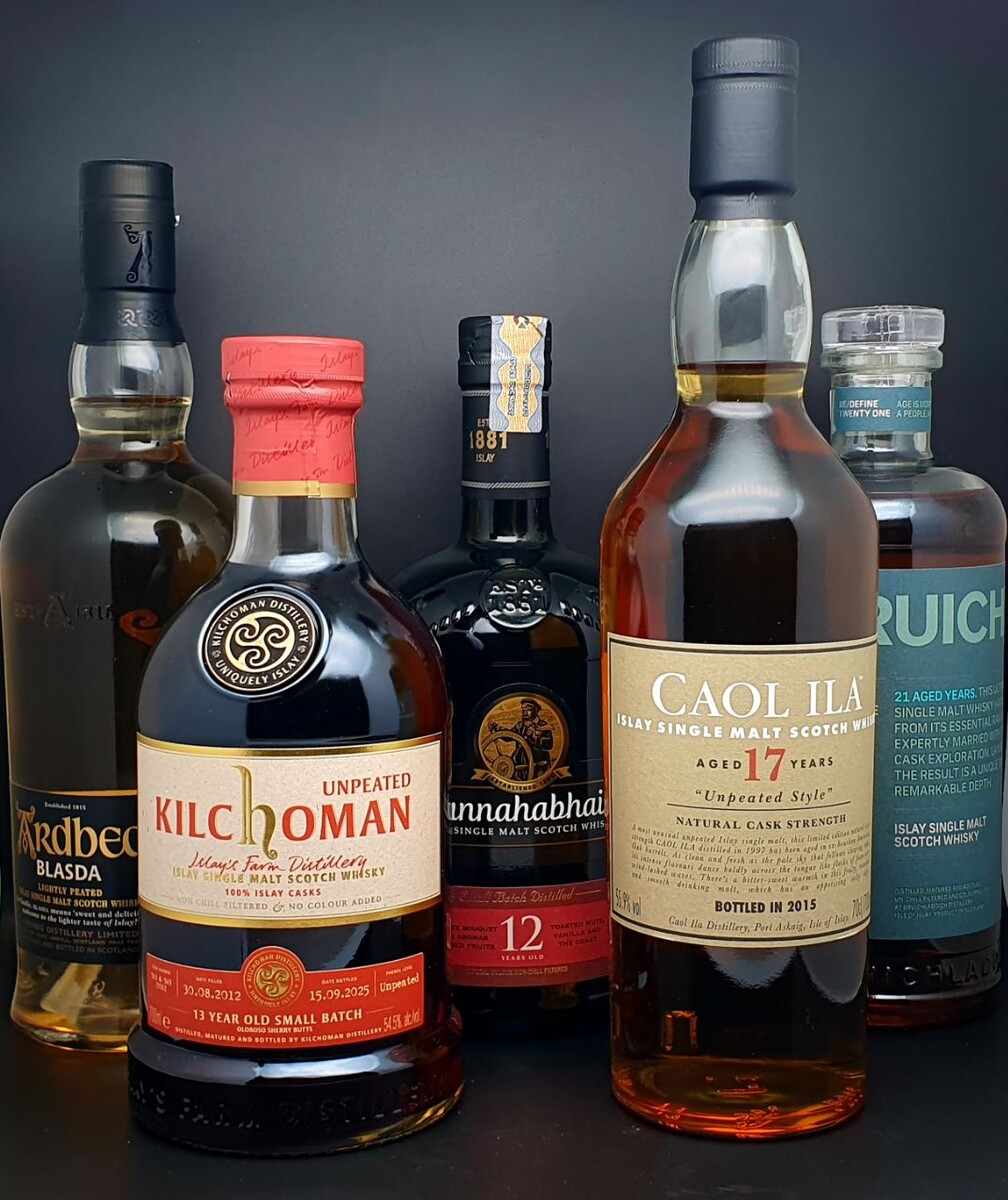 Ardbeg Blasda, Kilchoman 13-YO Unpeate, Bunnahabhain 12-YO (2021), Caol Ila 17-YO Unpeated Style, Bruichladich 21-YO. Фото автора