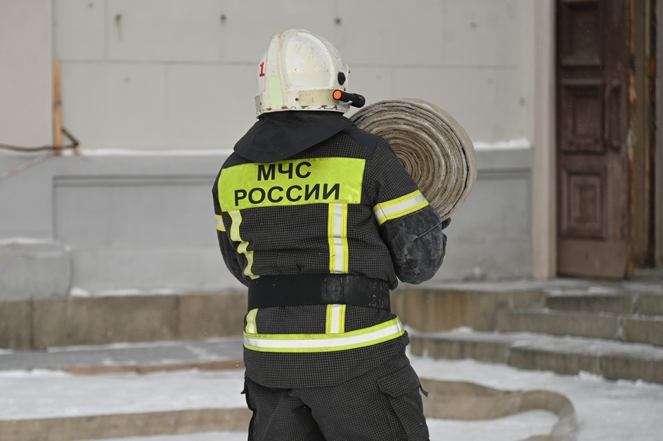    В Москве пожарные ликвидируют возгорание площадью 200 квадратных метров Ольга ЮШКОВА