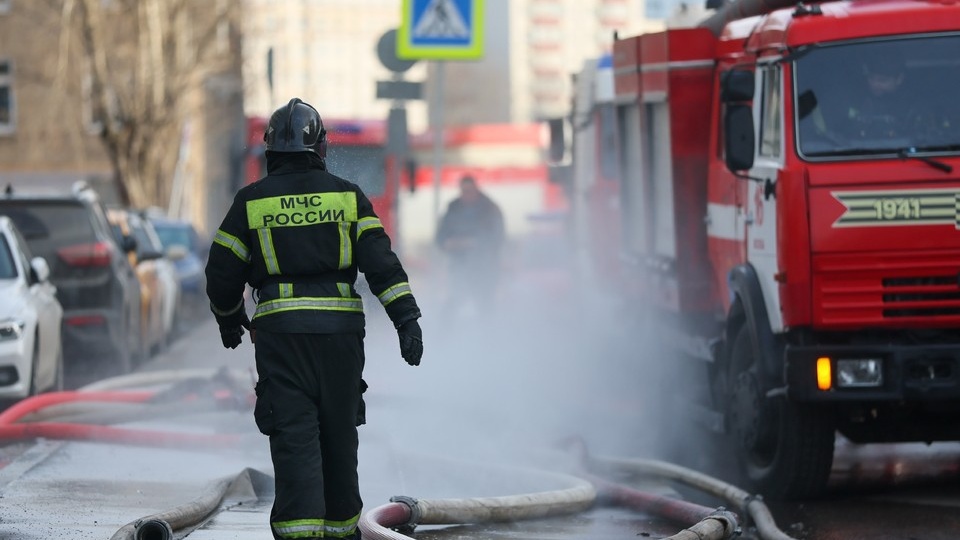 Площадь пожара на Вернисажной улице в Москве выросла до тысячи квадратных метров