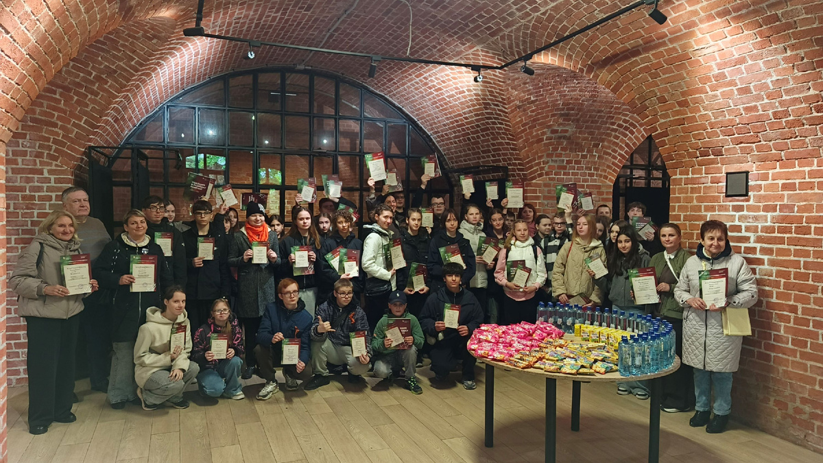 Призёры и уастники фотоконкурса "Память в объективе" на квест-экскурсии по форту № 1 "Штайн". Фото: фонд "Исток".
