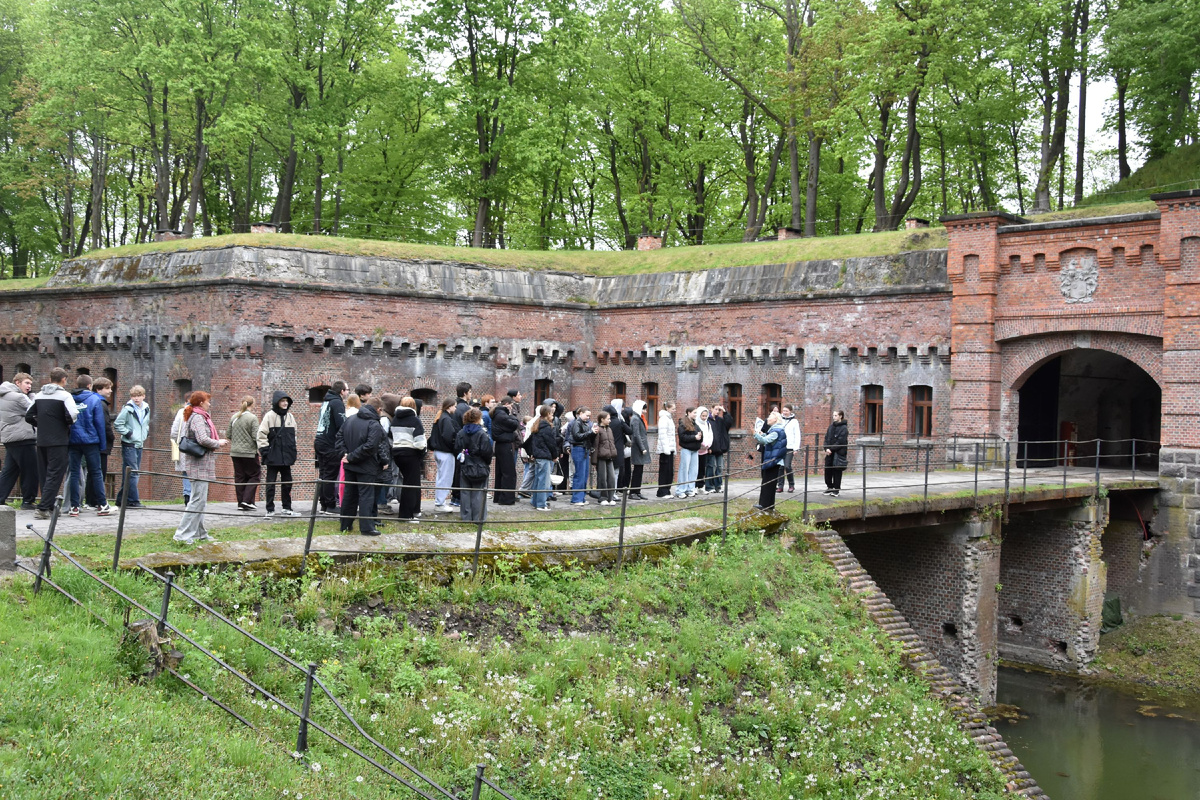 Призёры и уастники фотоконкурса "Память в объективе" на квест-экскурсии по форту № 1 "Штайн". Фото: фонд "Исток".