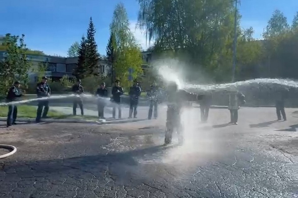    Андрей Амелин ушел на пенсию из бердской пожарной части. Фото: ГУ МЧС России по Новосибирской области