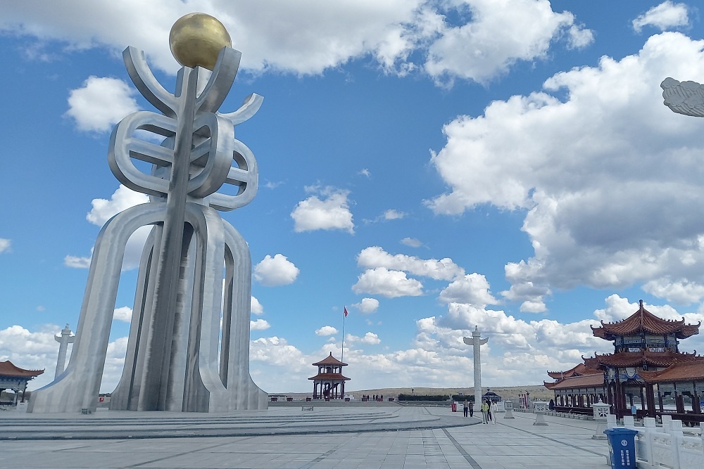    Площадь Солнца - главный туробъект на китайской половине Большого Уссурийского острова. / Фото: Ирина Троценко