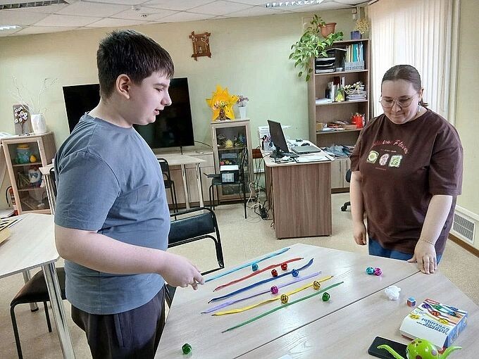 Мальчик-подросток играет в игру «Ловкие бубенцы» бренда IQ-Zabiaka