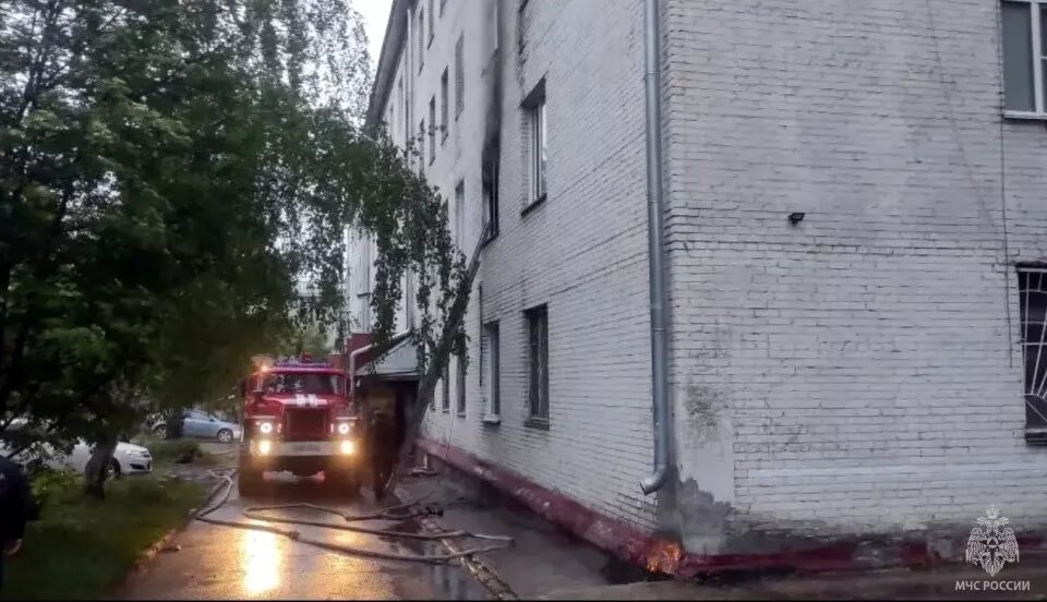    Пожар на ул. Глушкова в Барнауле. Источник: ГУ МЧС по Алтайскому краю