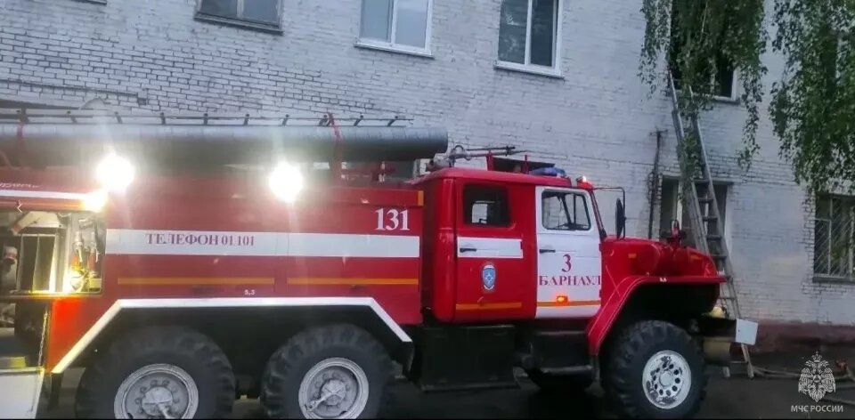    Пожар на ул. Глушкова в Барнауле. Источник: ГУ МЧС по Алтайскому краю