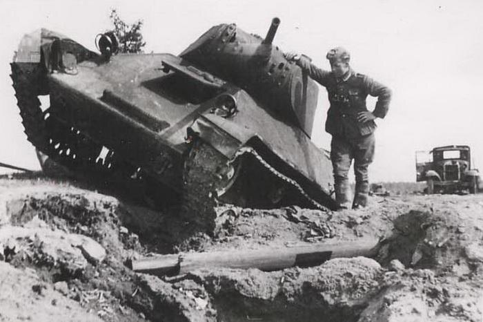 Легкий танк Т-50, скорее всего, из танкового полка ЛКБТКУКС. 