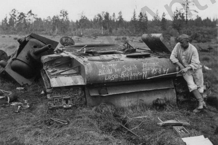 Экранированный танк КВ-1 выпуска июля 1941 года, на кормовом листе корпуса которого видна надпись - Panzer Russki bei Sabsk Luga-Bruckenkoff 13.8.41