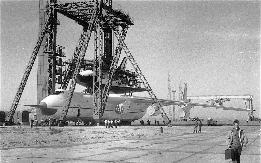 Установка «Бурана» на Ан-225 с помощью подъёмно-установочного агрегата ПУА-100 на площадке перегрузки аэродрома в Жуковском.