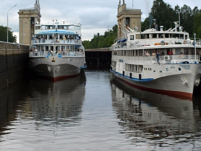 Очень нравится смотреть, как при спуске появляются из-под воды обомшелые стены нижней части шлюзовой камеры...