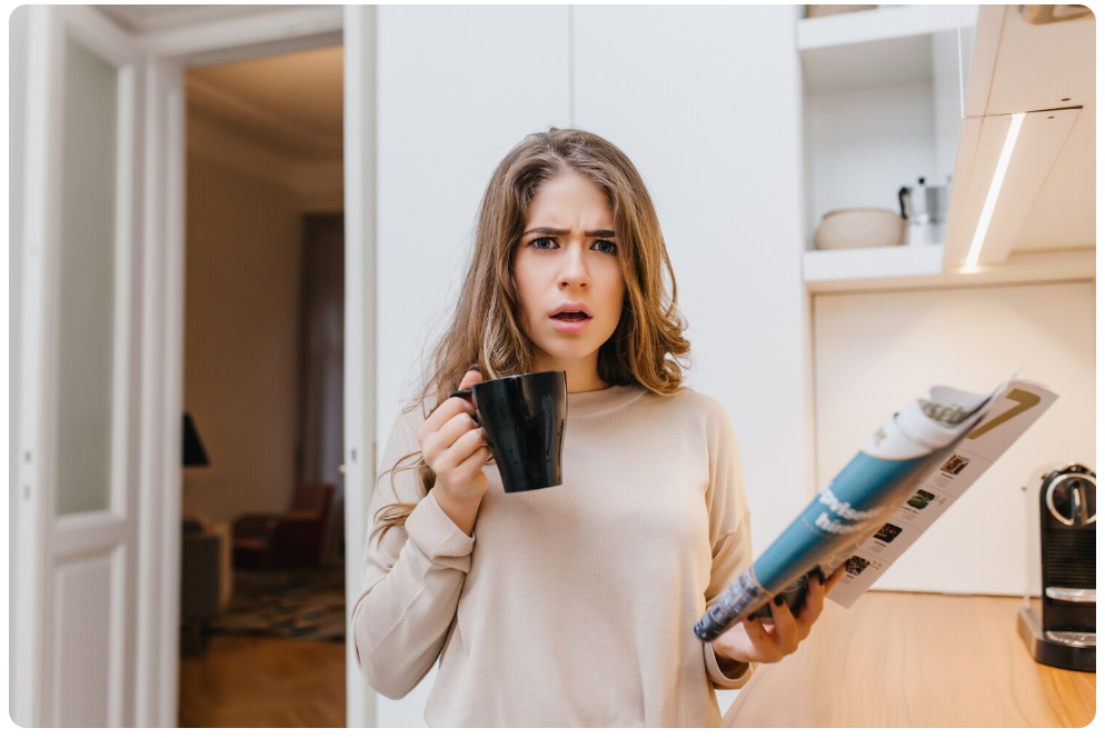 https://www.magnific.com/ru/free-photo/disappointed-brown-haired-lady-beige-shirt-reading-magazine_10978556.htm