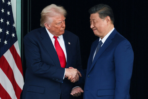 Дональд Трамп и Си Цзиньпин, 2025 год / Evelyn Hockstein/Reuters   📷