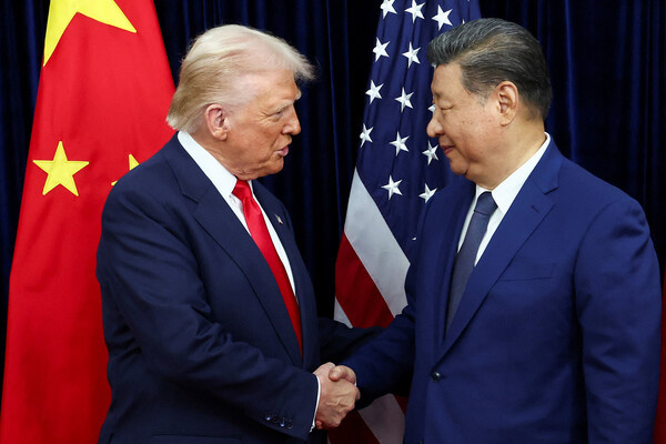    Президент США Дональд Трамп и председатель Китая Си Цзиньпин во время встречи в Пусане, Южная Корея, 30 октября 2025 года / Evelyn Hockstein/Reuters