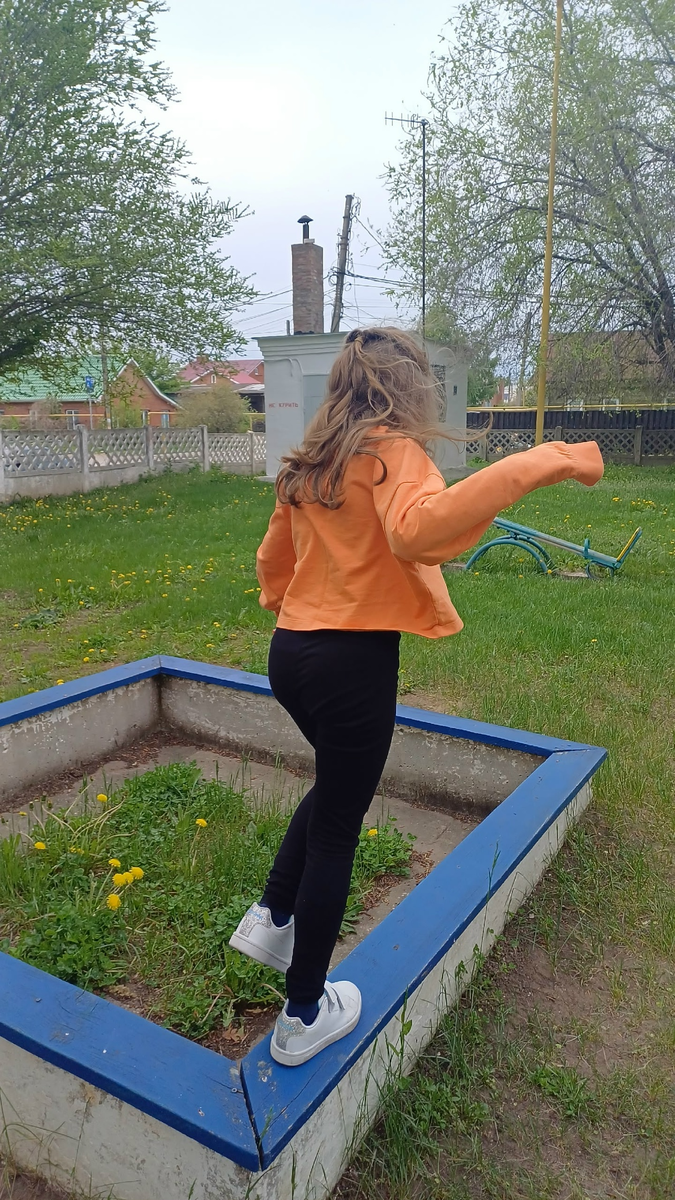 в школьном дворе