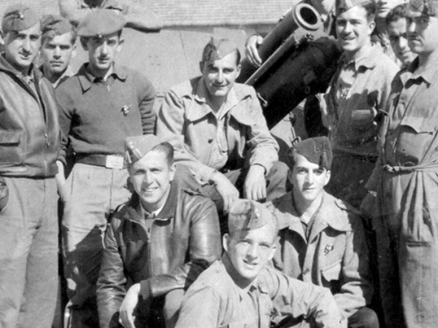 Бойцы терсио «Донна Мария де Молина» на Арагонском фронте. Гражданская война в Испании, 1938 год. 

Терсио «Донна Мария де Молина» - добровольческий батальон испанских монархистов-карлистов, сражавшийся на стороне Франсиско Франко. Именно в составе этого батальона действовал взвод русских добровольцев-белоэмигрантов.