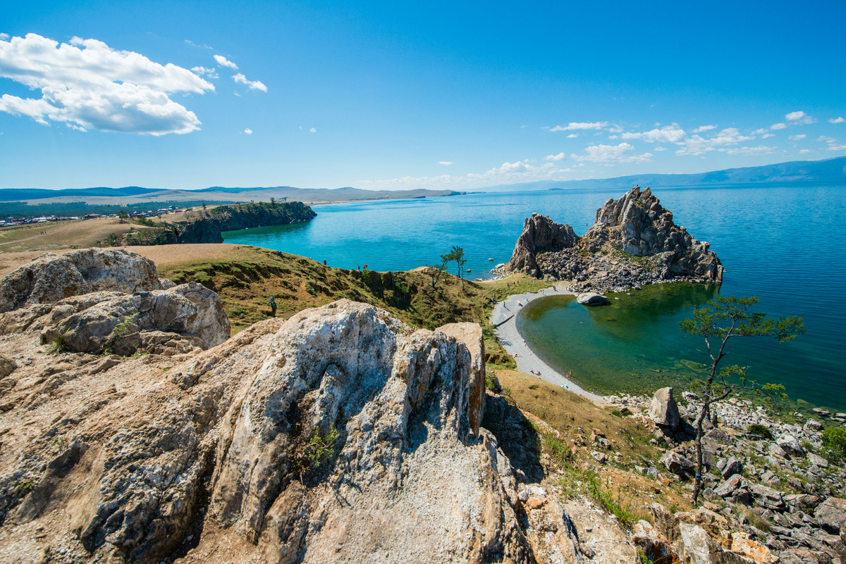Например, можете сплавать на остров Ольхон на Байкале! Фото из библиотеки Unsplash.