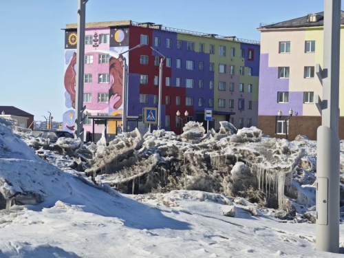 Городская библиотека расположена в доме с красивым муралом / фото: канал Администрация МО Певек в Мах