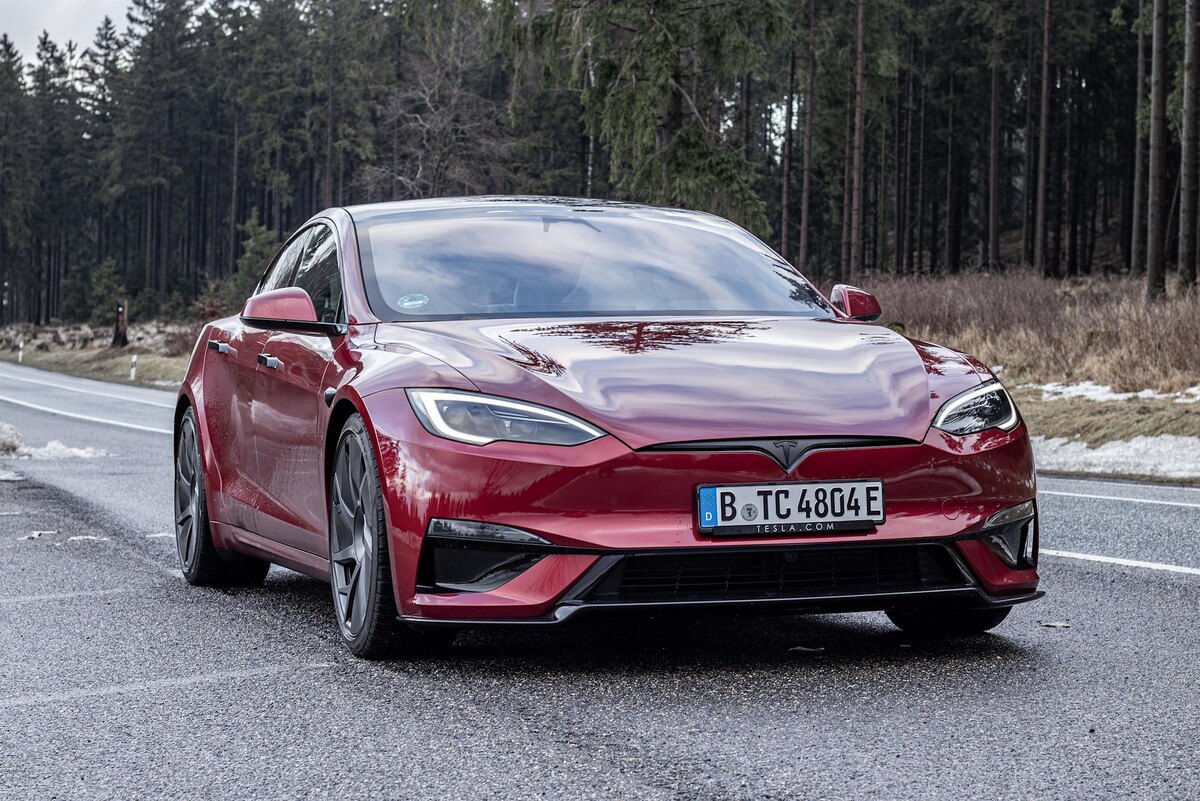 Tesla Model S Plaid — один из самых быстрых и технологичных электромобилей в мире.
Автомобиль сочетает невероятную динамику, футуристичный интерьер и современные технологии Tesla.