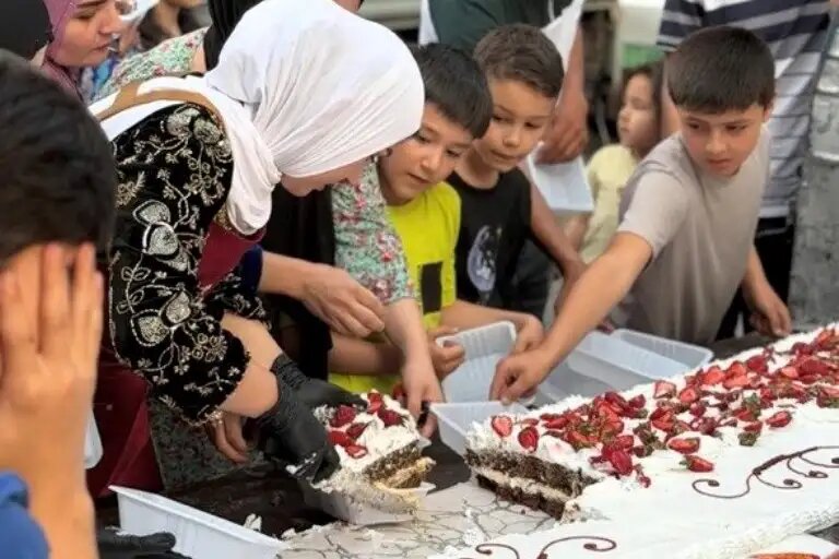 🇹🇯 Две сестры из Душанбе приготовили и раздали 100-килограммовый торт