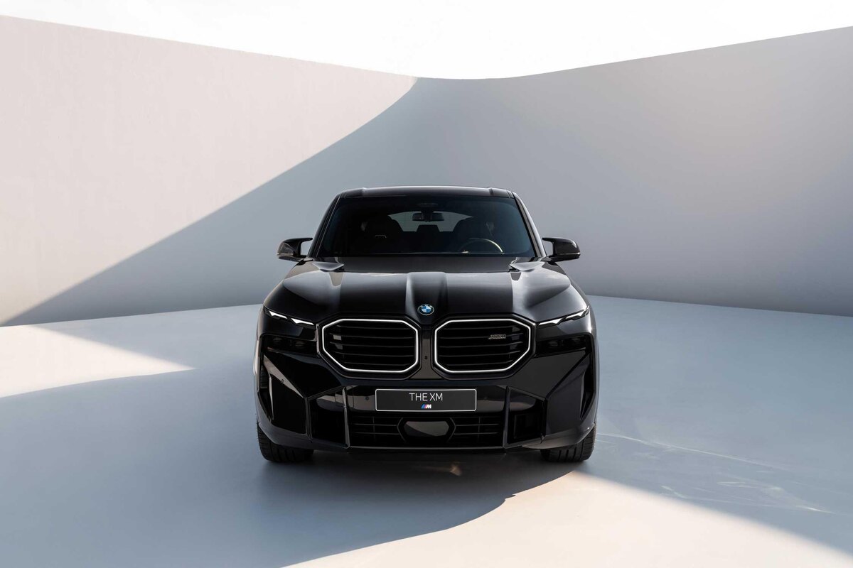 BMW XM — самый необычный и мощный кроссовер подразделения BMW M.
Автомобиль сочетает агрессивный дизайн, гибридные технологии и характеристики настоящего спортивного SUV.