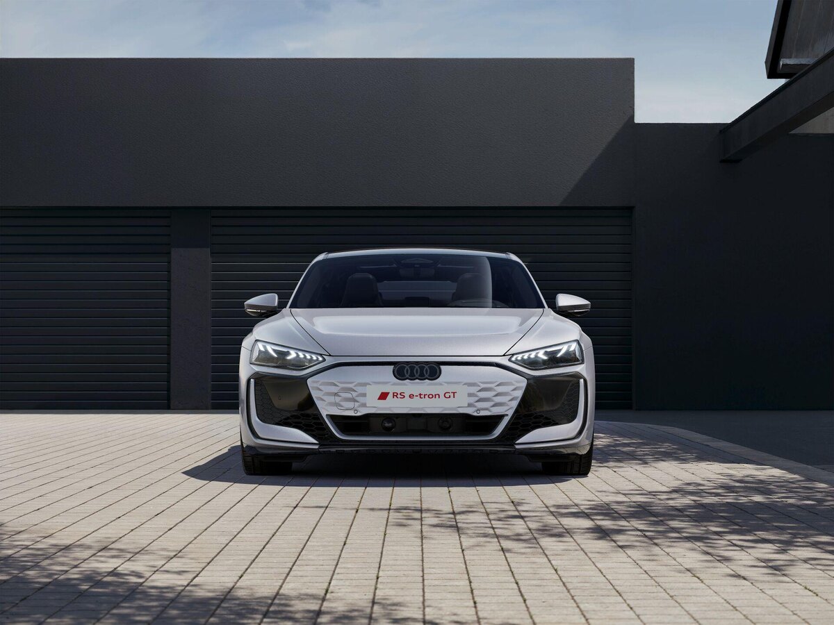 Audi RS e-tron GT — это электрический гран-туризмо, который сочетает спортивный характер, премиальный комфорт и современные технологии.
Автомобиль выглядит футуристично и при этом остаётся настоящим Audi с фирменной управляемостью и качеством.