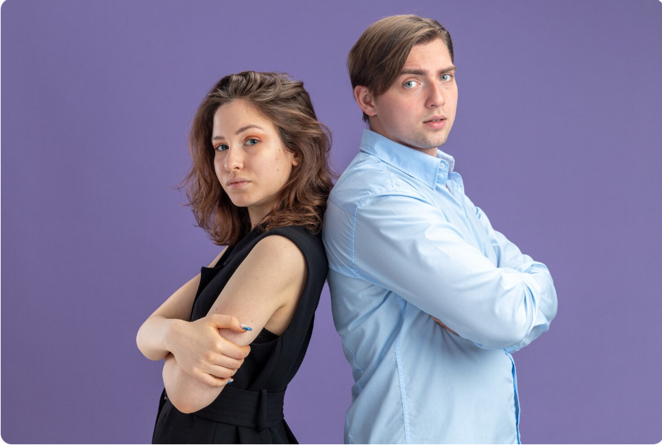 https://www.magnific.com/ru/free-photo/young-beautiful-couple-offended-man-woman-standing-back-back-looking-camera-valentines-day_12937869.htm