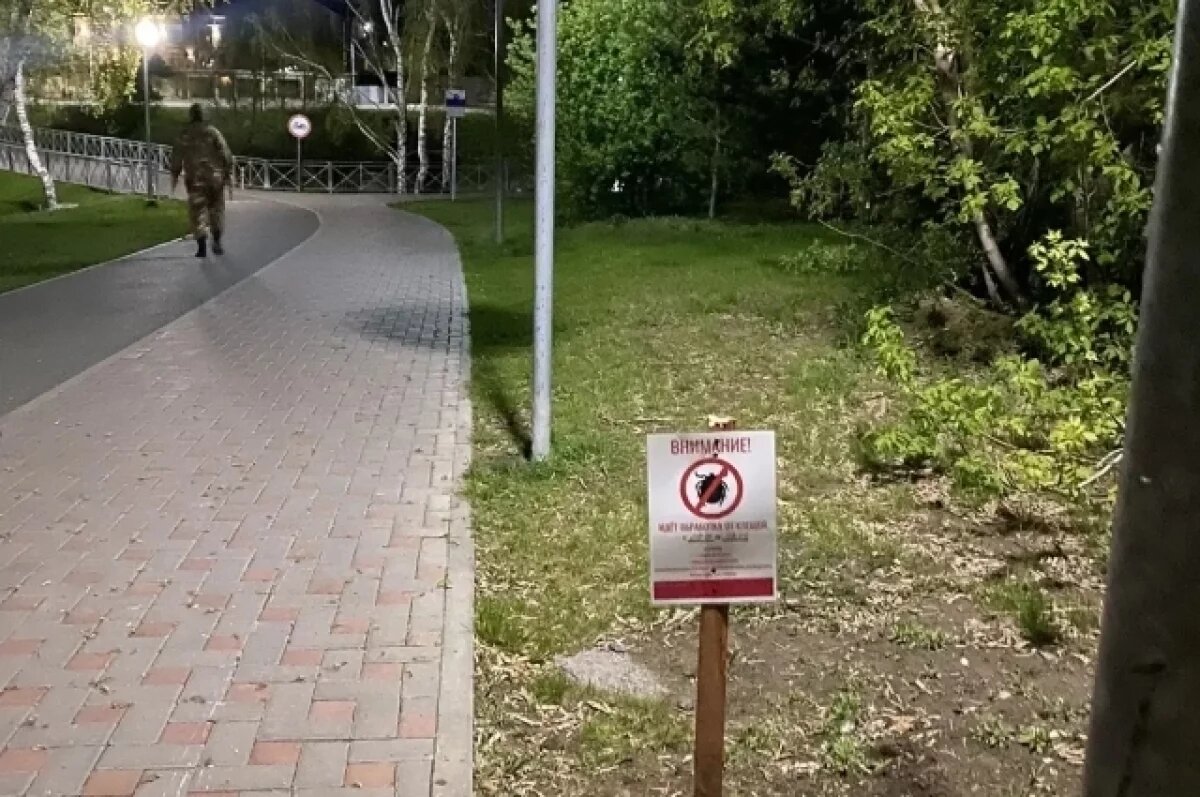    В Калининском округе обработали почти 300 гектаров от клещей