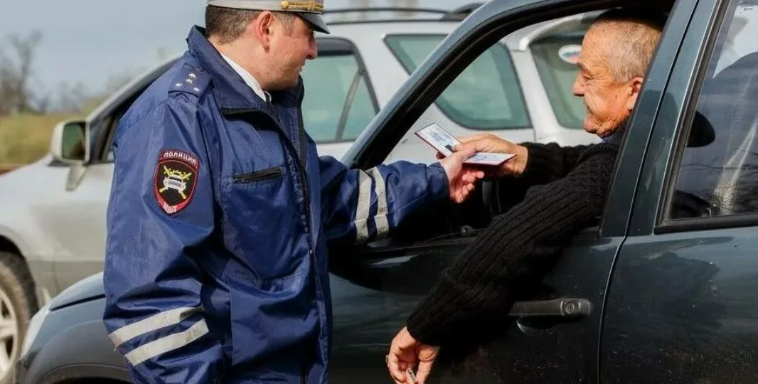 Новые правила ввели для пожилых водителей: что изменилось