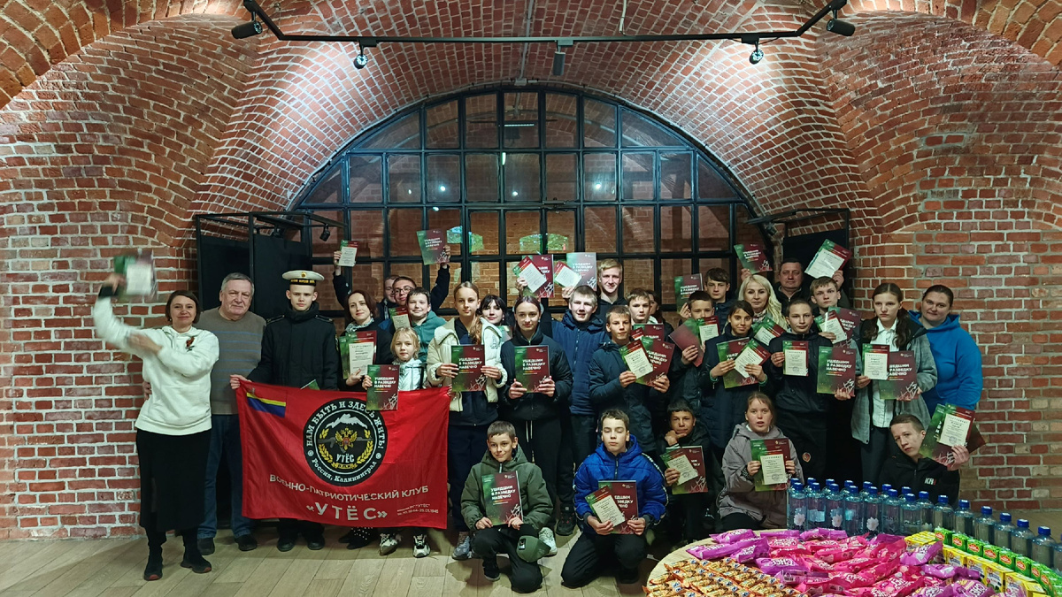 Призёры и участники фотоконкурса "Память в объективе" на квест-экскурсии по форту № 1 "Штайн". Фото: фонд "Исток".