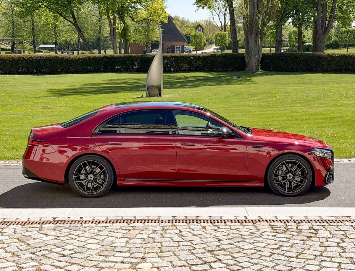 Габариты обновленного Mercedes-Benz S-Class – 5194х1921х1503 мм. В удлиненном варианте исполнения – 5304х1921х1503 мм.