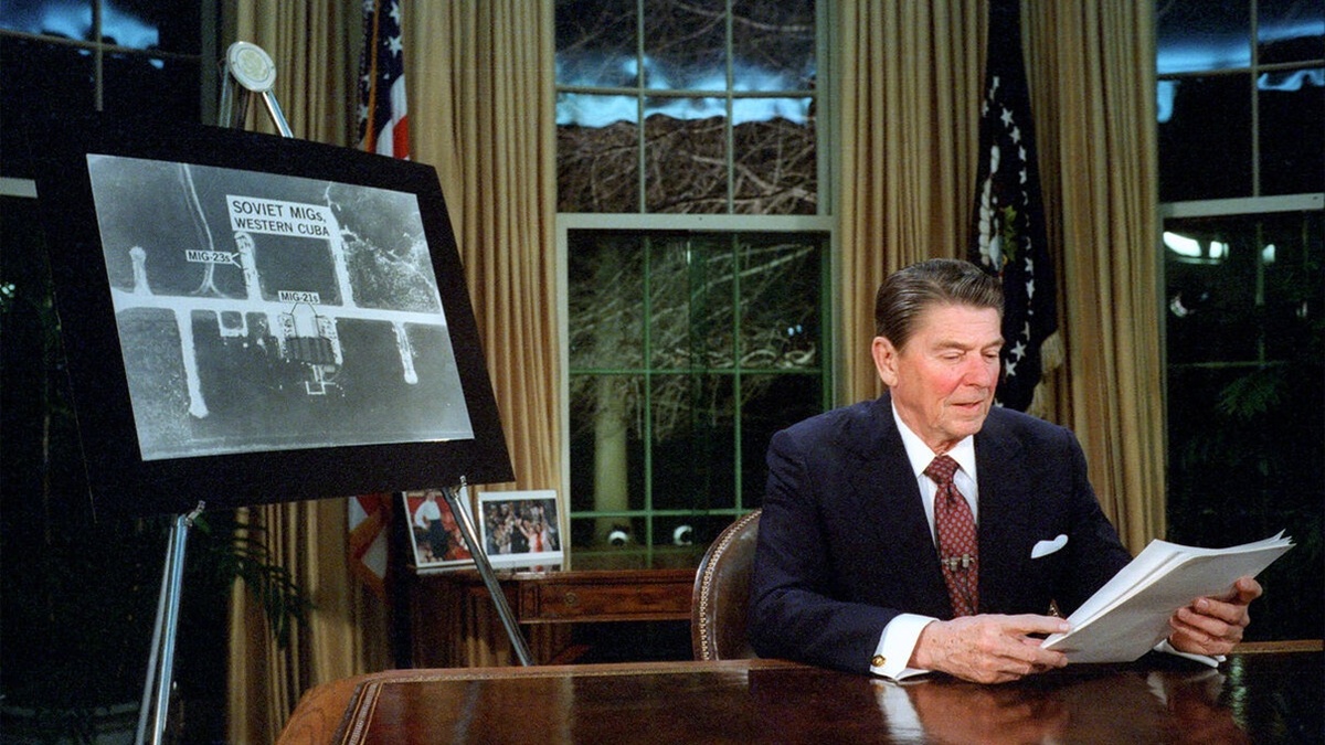 В марте 1983 года президент США Рональд Рейган публично объявил о Стратегической оборонной инициативе (СОИ), которую пресса мгновенно окрестила «Звёздными войнами».