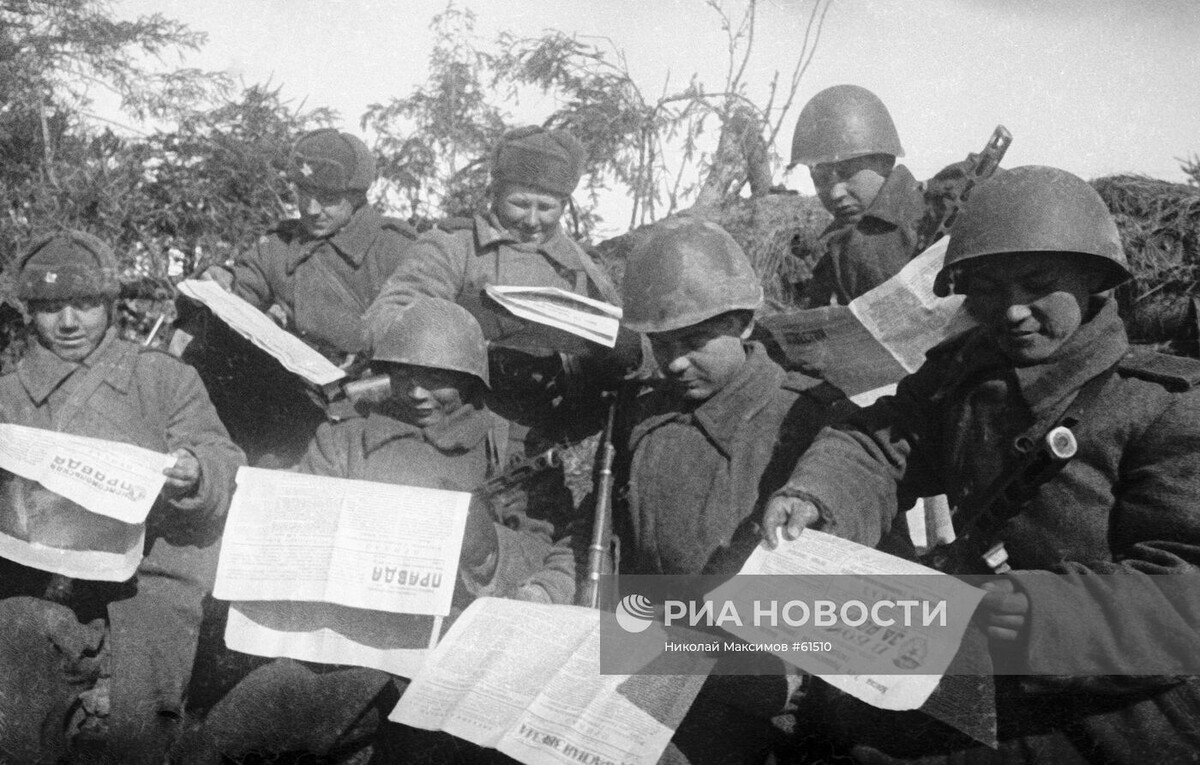 Разведчики Калининского фронта читают сводки Совинформбюро