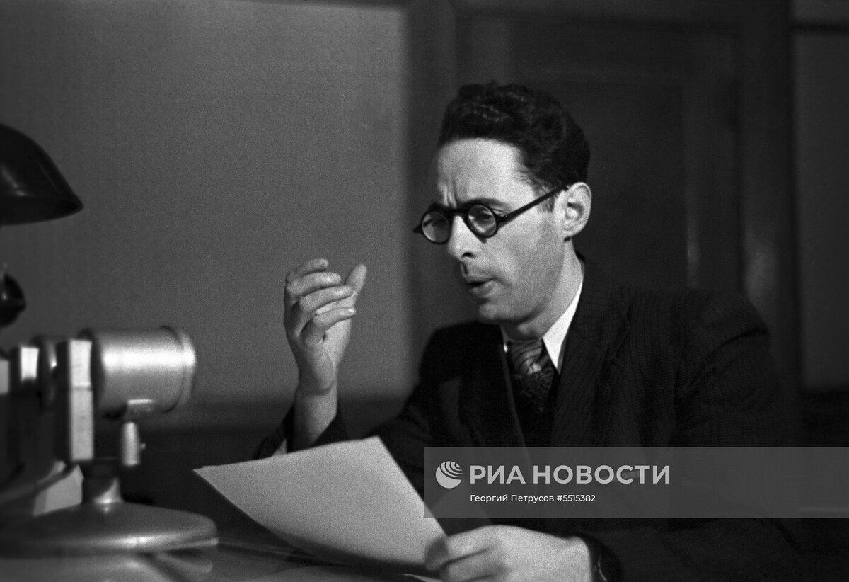 Диктор Всесоюзного радио Государственного комитета СМ СССР по радиовещанию Юрий Борисович Левитан читает сообщение Совинформбюро
