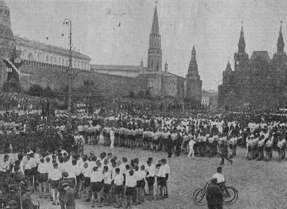 Парад физкультурников на Красной площади, который 12 августа 1928 года открыл
Спартакиаду © Журнал «Физкультура и спорт» № 33 // Источник: ТАСС