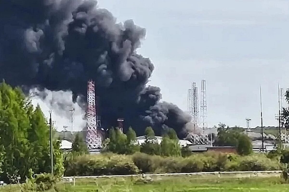    На место пожара на нефтебазе под Уфой выехали сотрудники СК и прокуратуры
