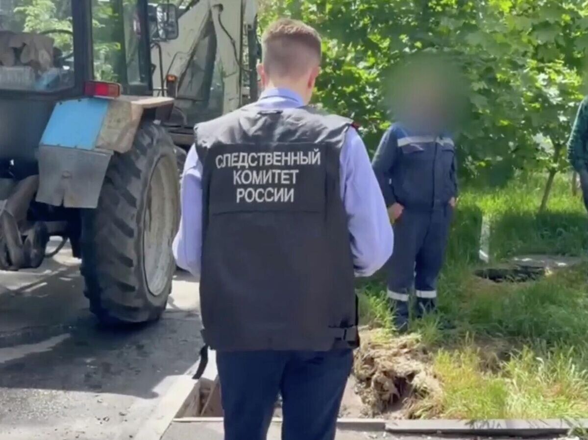    Сотрудник СК на месте прорыва теплотрассы в Ростове-на-Дону. Кадр видео | © СУ СК России по Ростовской области