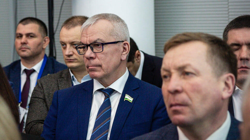 Салават Хусаинов (посередине, третий слева) ранее был вице-спикером парламента, а до этого работал первым вице-мэром Уфы.📷Фото: Идэль Гумеров / Коммерсантъ