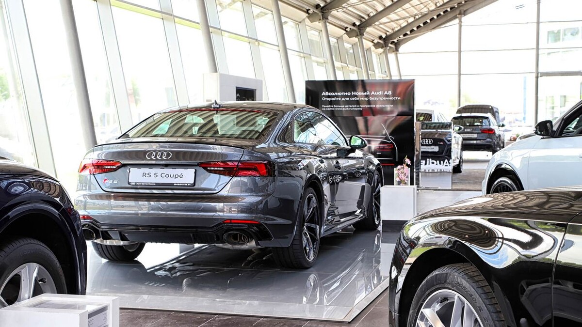    Автосалон Audi. Фото Keleny / Shutterstock.com