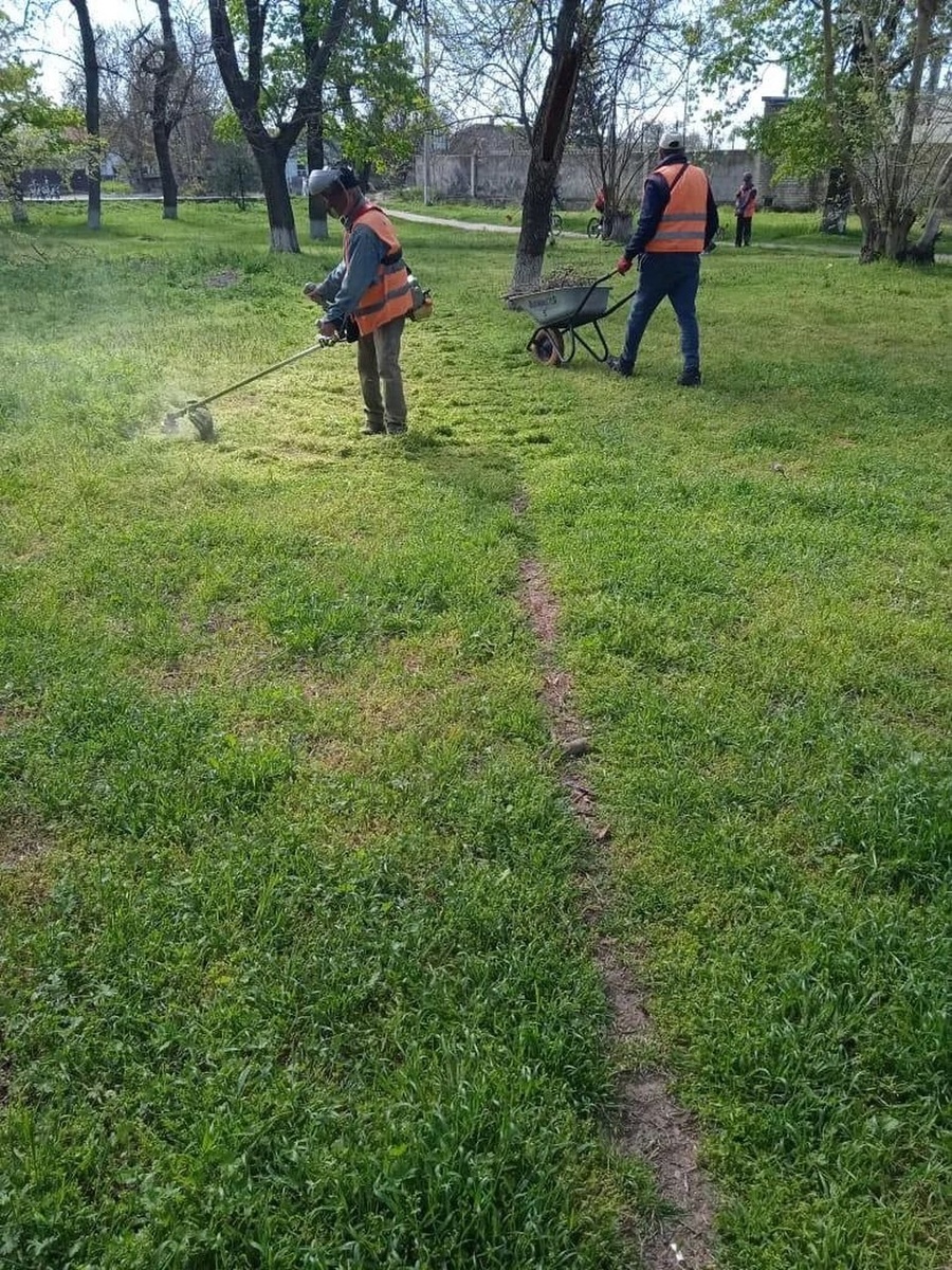    Коммунальщики во время покоса травы в Алешках до трагедии. Фото: ТГ-канал Руслана Хоменко